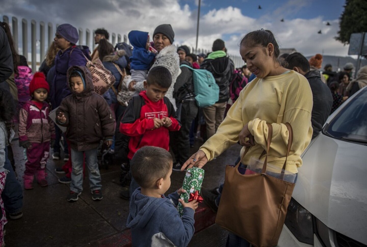 Entregan juguetes a niños migrantes en la garita internacional de El Chaparral