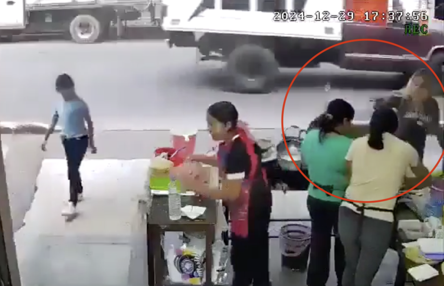 mujer que arrojó aceite caliente a una vendedora en Xalapa