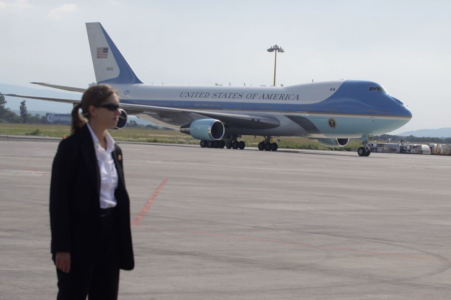 GUADALAJARA, JALISCO 09 AGOSTO 2009.- Miembros del servicio secreto vigilan los alrededores del aeropuerto internacional Miguel Hidalgo previo a la visita de el presidente de Estados Unidos, Barack ObamaFOTO: SÁSHENKA GUTIERREZ/CUARTOSCURO.COM