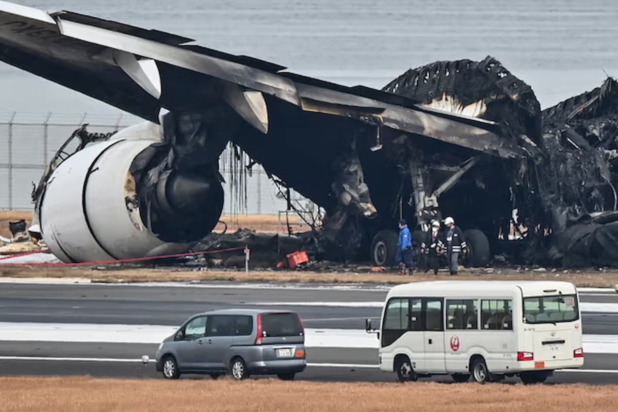 Funcionarios-examinan-los-restos-calcinados-de-un-avion-de-pasajeros-de-Japan-Airlines-JAL-en-la-pista-del-aeropuerto-internaciona-1