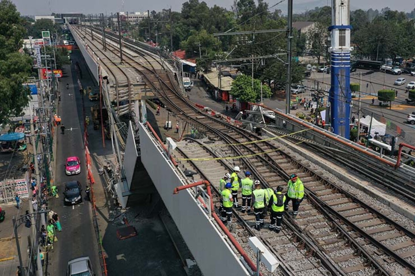 Continúan los trabajos de investigación en la zona del derrumbe del tren del Metro de la Línea 12, cerca de la estación Olivos, previo al inicio del proceso de remoción de escombros.