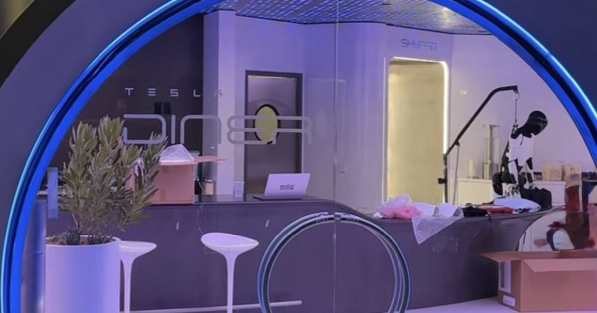 Tesla abre restaurante retro-futurista con autocine y robots: ¿Dónde se ...