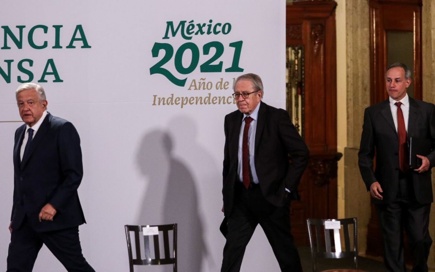 Andrés Manuel López Obrador, Jorge Alcocer, y Hugo López-Gatell, durante la conferencia matutina en Palacio Nacional.