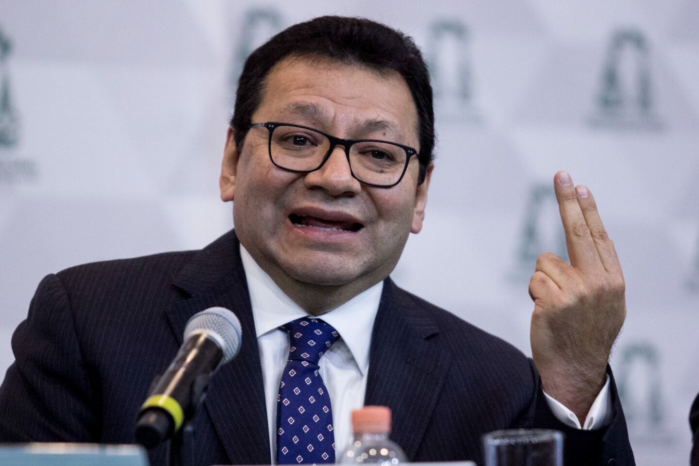 CIUDAD DE MÉXICO, 23ENERO2019.- Los magistrados del Tribunal Electoral del Poder Judicial de la Federación (TEPJF) eligieron por unanimidad a Felipe Alfredo Fuentes Barrera como el nuevo presidente de la Sala Superior, esto tras la renuncia de Janine Otálora Malassis, la elección fue en una sesión privada. En la imagen el magistrado durante una conferencia de prensa el 12 de abril de 2018, en donde se habló del aval de la candidatura presidencial de Jaime Rodríguez Calderón "El Bronco". FOTO: GALO CAÑAS /CUARTOSCURO.COM