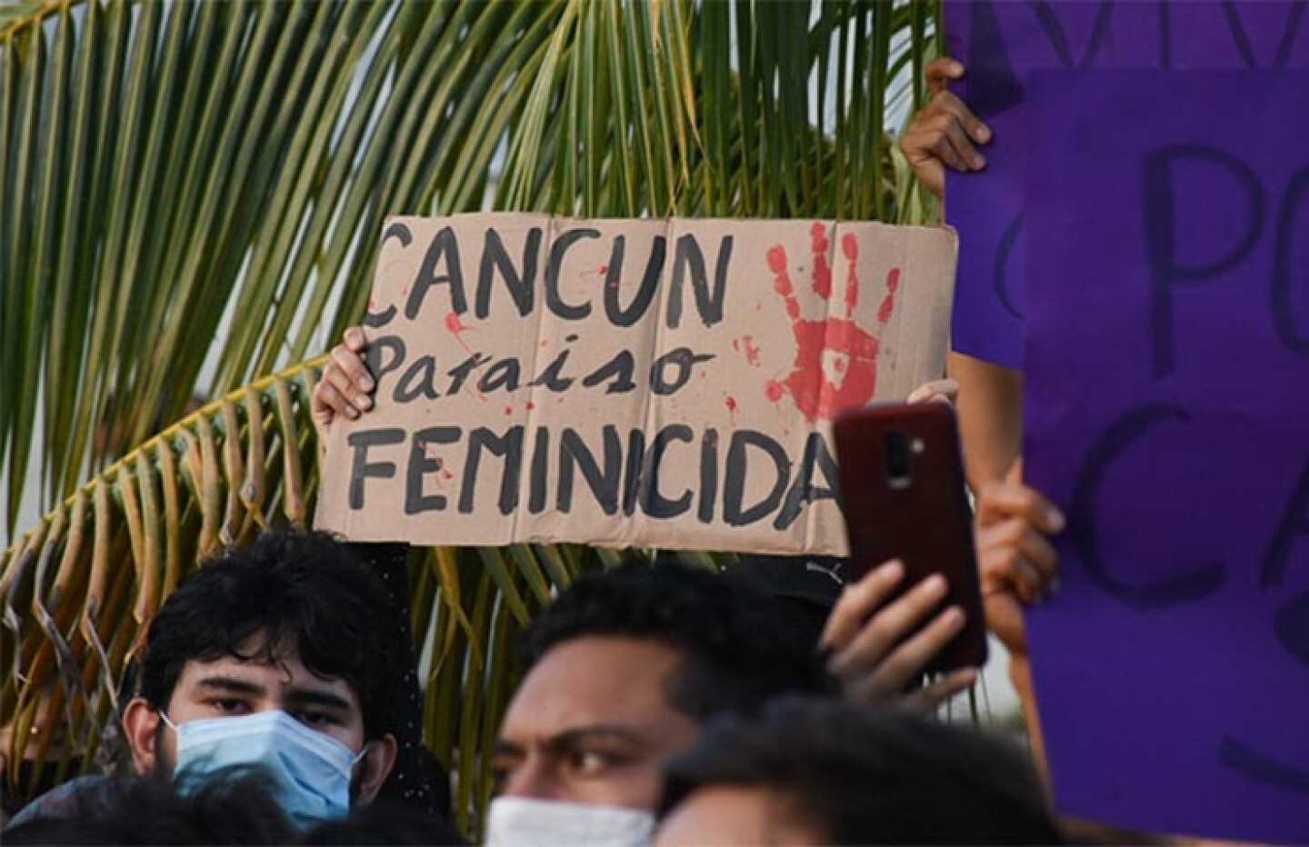 Familiares, amigo y mujeres se manifestaron por el feminicidio de Vianca Alejandría, quien había desaparecido y su cuerpo fue localizado el día de ayer en el Fraccionamiento Vista Real, en el municipio Benito Juárez.