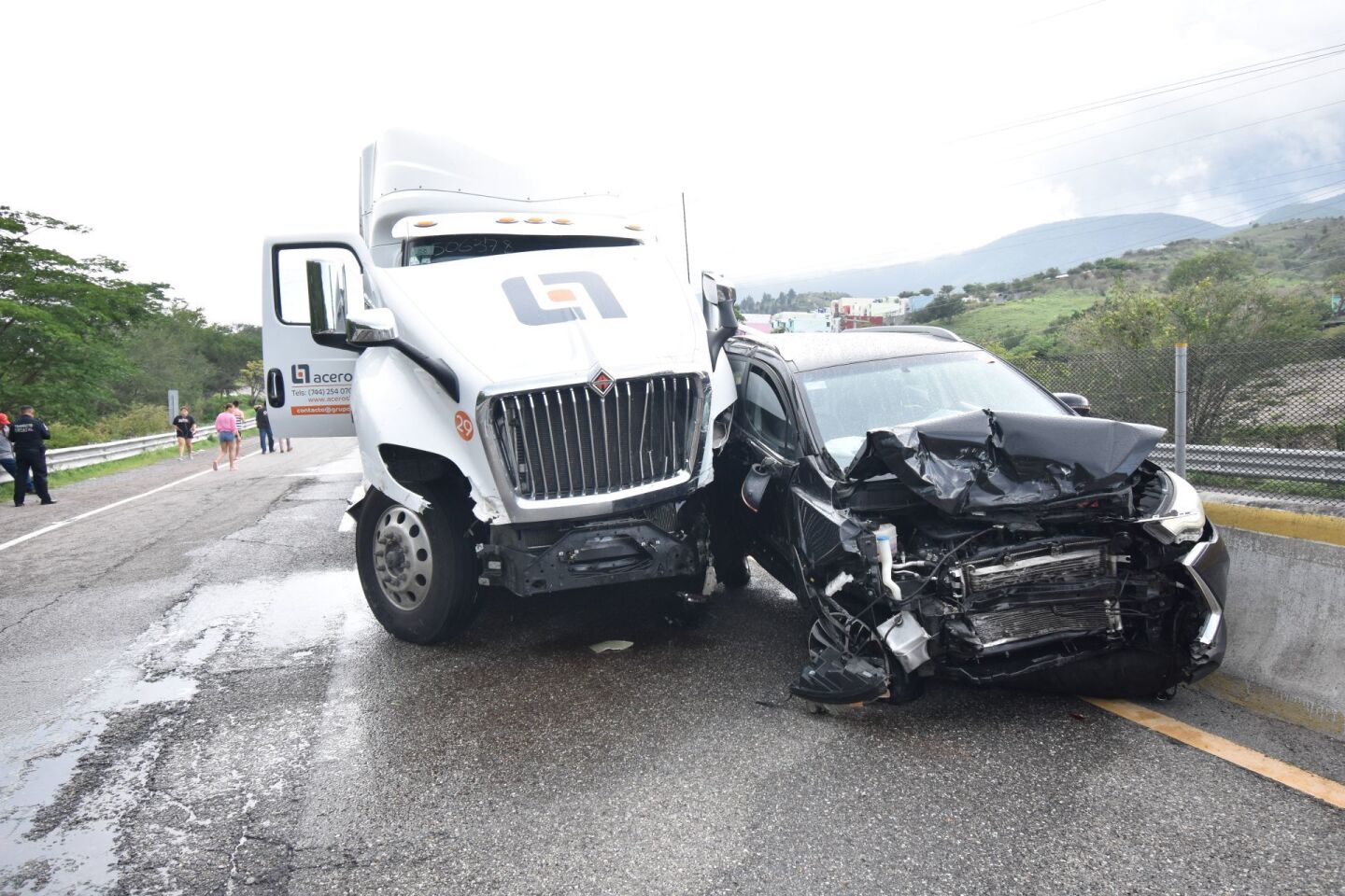 Un tráiler se quedó sin frenos impactando contra 8 vehículos, que se encontraban varados debido a un bloqueo que había en la Autopista del Sol, con saldo preliminar de 12 lesionados.