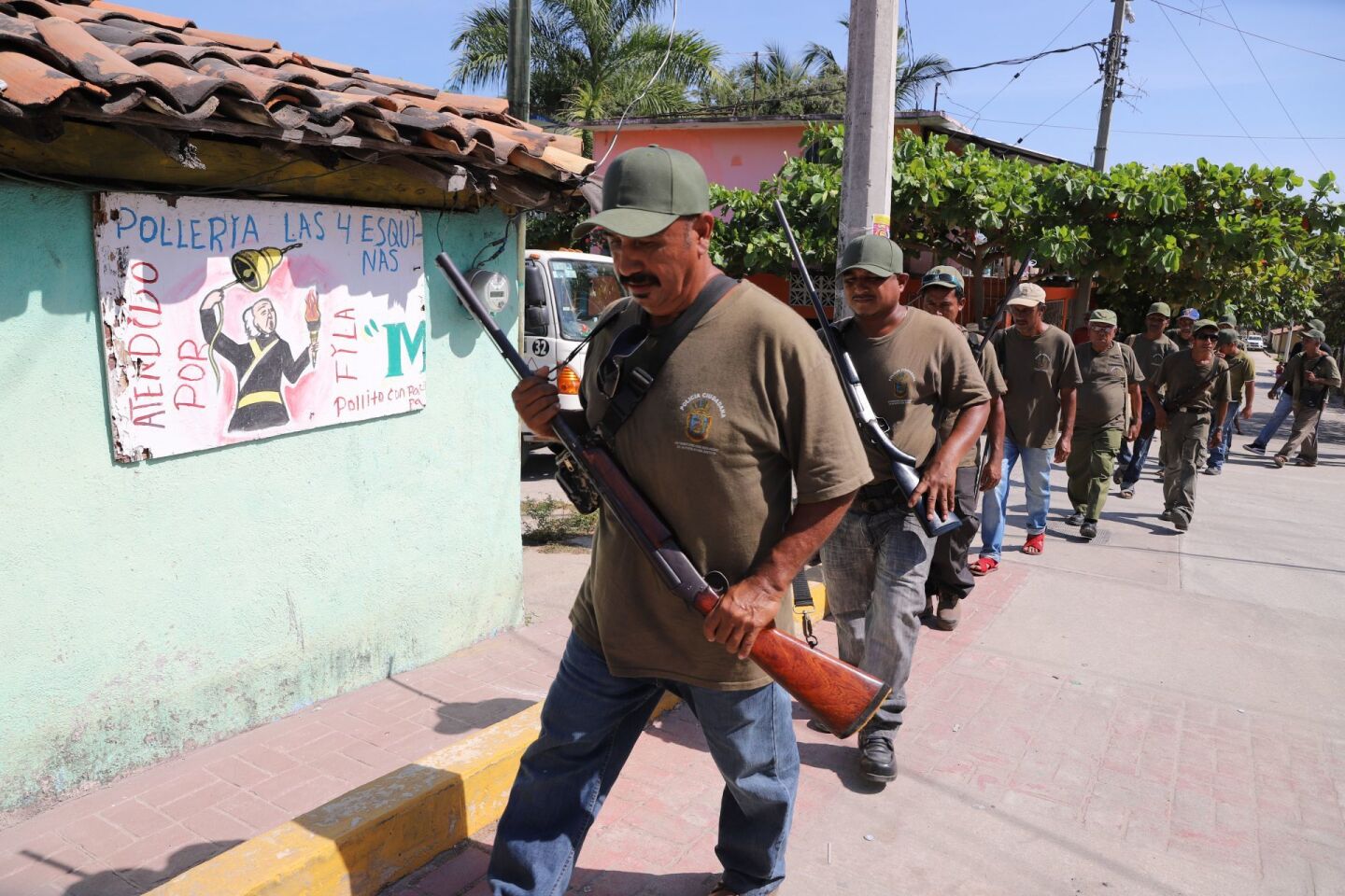 COPALA, GUERRERO, 05ENERO2019.- Más de un millar de comunitarios armados, incluyendo 50 a caballo, marcharon por las principales calles de esta cabecera municipal para exigir respeto a la libre autodeterminaciòn de los pueblos mestizos, indígenas y afro que, aseguran, han sido los olvidados de siempre. Al conmemorar el sexto aniversario del surgimiento del Sistema de Seguridad y Justicia Ciudadana (SSJC), popularmente conocidos como autodefensas, los militantes de la Unión de Pueblos y Organizaciones del Estado (UPOEG) acordaron fortalecer esta organización popular armada para defender a las comunidades del acoso de la delincuencia. Los policías comunitarios de la UPOEG, que en conjunto totalizan alrrededor de 7 mil 500 hombres, consideraron prioritario ampliar su presencia en otros municipios fuera de su área de influencia. FOTO: BERNANDINO HERNÁNDEZ /CUARTOSCURO.COM