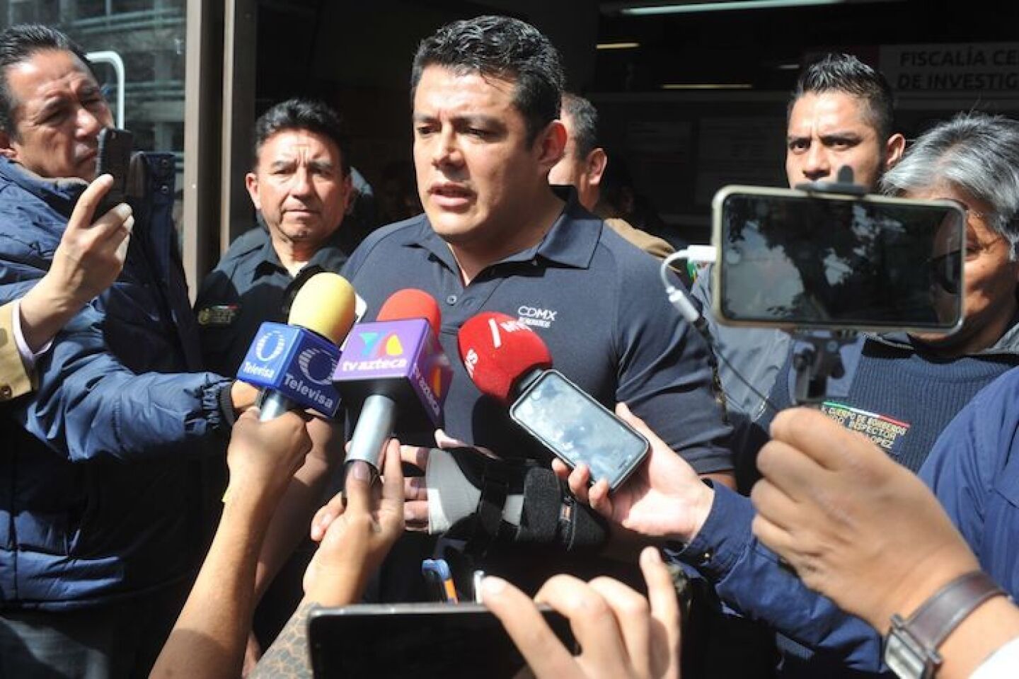 CIUDAD DE MÉXICO, 03ENERO2019.- Ismael Figueroa, líder sindical de los bomberos, acompañado de más de 60 integrantes del Heróico Cuerpo de Bomberos acudió a las instalaciones de la Procuraduría General de Justicia de la Ciudad de México, para declarar por varias denuncias que pesan en su contra, entre ellas la venta de plazas para entrar al cuerpo de bomberos. FOTO: ARMANDO MONROY /CUARTOSCURO.COM