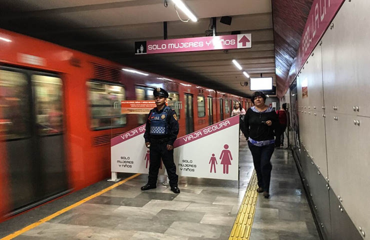 CIUDAD DE MÉXICO, 05FEBRERO2018.- Según la jefa de Gobierno de la Ciudad, Claudia Sheinbaum Pardo, continúa el reforzamiento en seguridad en el sistema colectivo metro, en especial en la zona de acceso a vagones preferencia para mujeres y niños.FOTO: