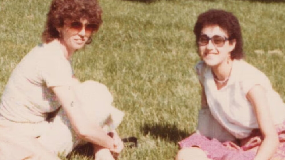 Claudia Sheinbaum de joven con su mamá.jpg