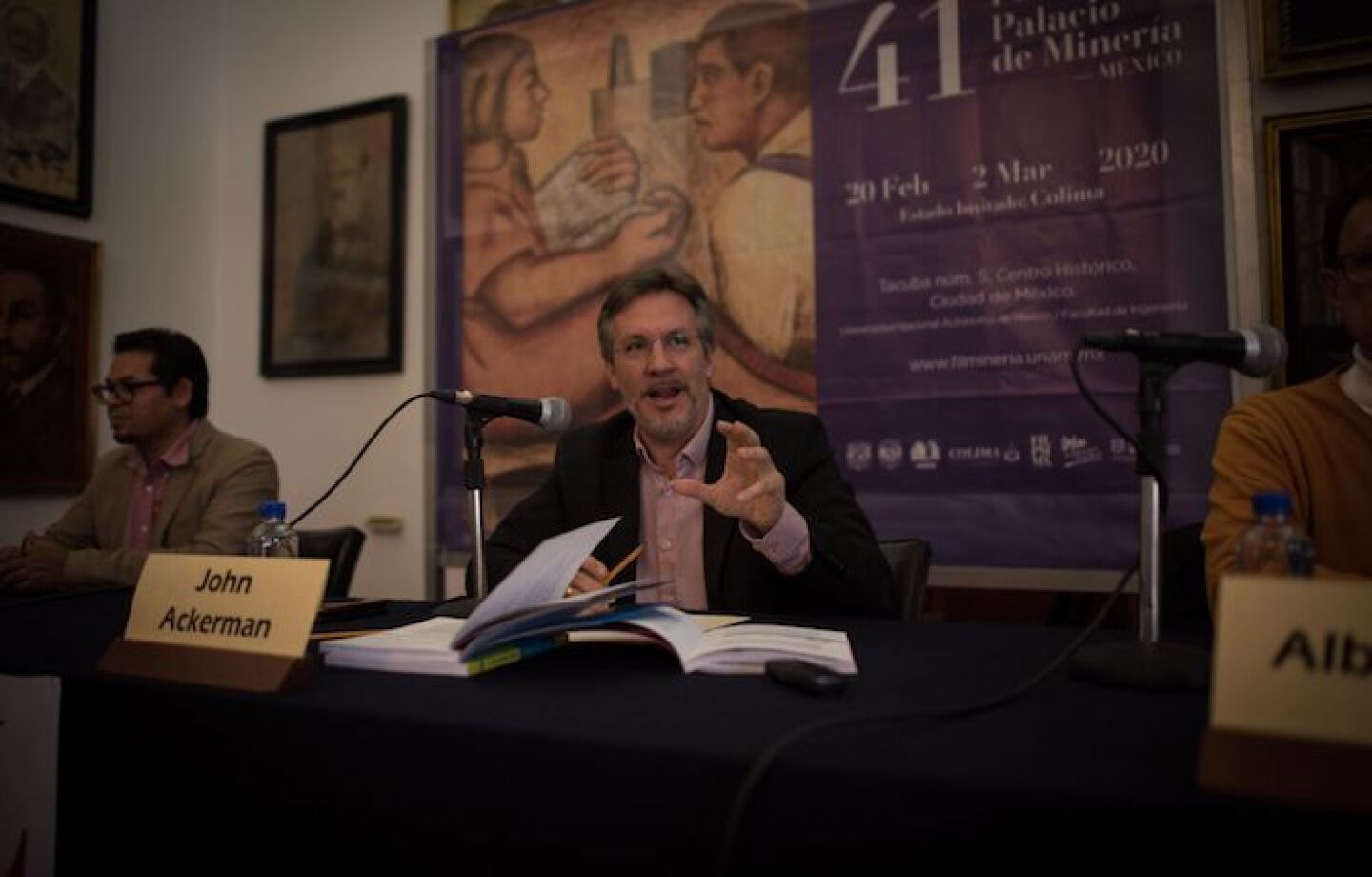 John Ackerman en la FIL durante presentación de colección