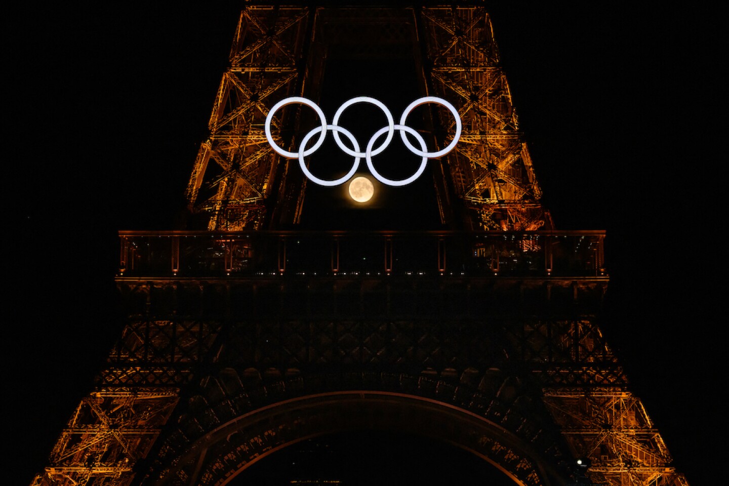la luna y la Torre Eiffel