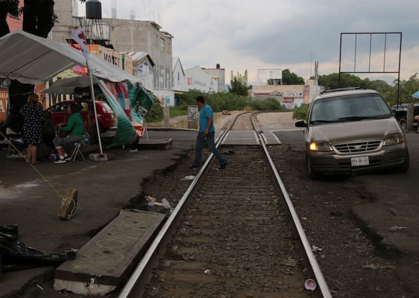 MORELIA, MICHOACÁN, 27JULIO2016.- Tras una semana de plantón en las vías del tren, la Coordinadora Nacional de Trabajadores de la Educación (CNTE) acordaron levantar el bloqueo en los diferentes puntos donde se realizan, esto para permitir que las mesas avancen con la Comisión Nacional Única de Negociación (CNUN). La tregua se mantendrá conforme el desarrollo de los trabajos de negociación entre el magisterio y gobierno federal, amenazan con retomar acciones en caso de no obtener respuesta favorable que el magisterio propone a los funcionarios.En la imagen, plantón instalado sobre la avenida Madero, principal arteria de la ciudad.FOTO: ALAN ORTEGA /CUARTOSCURO.COM