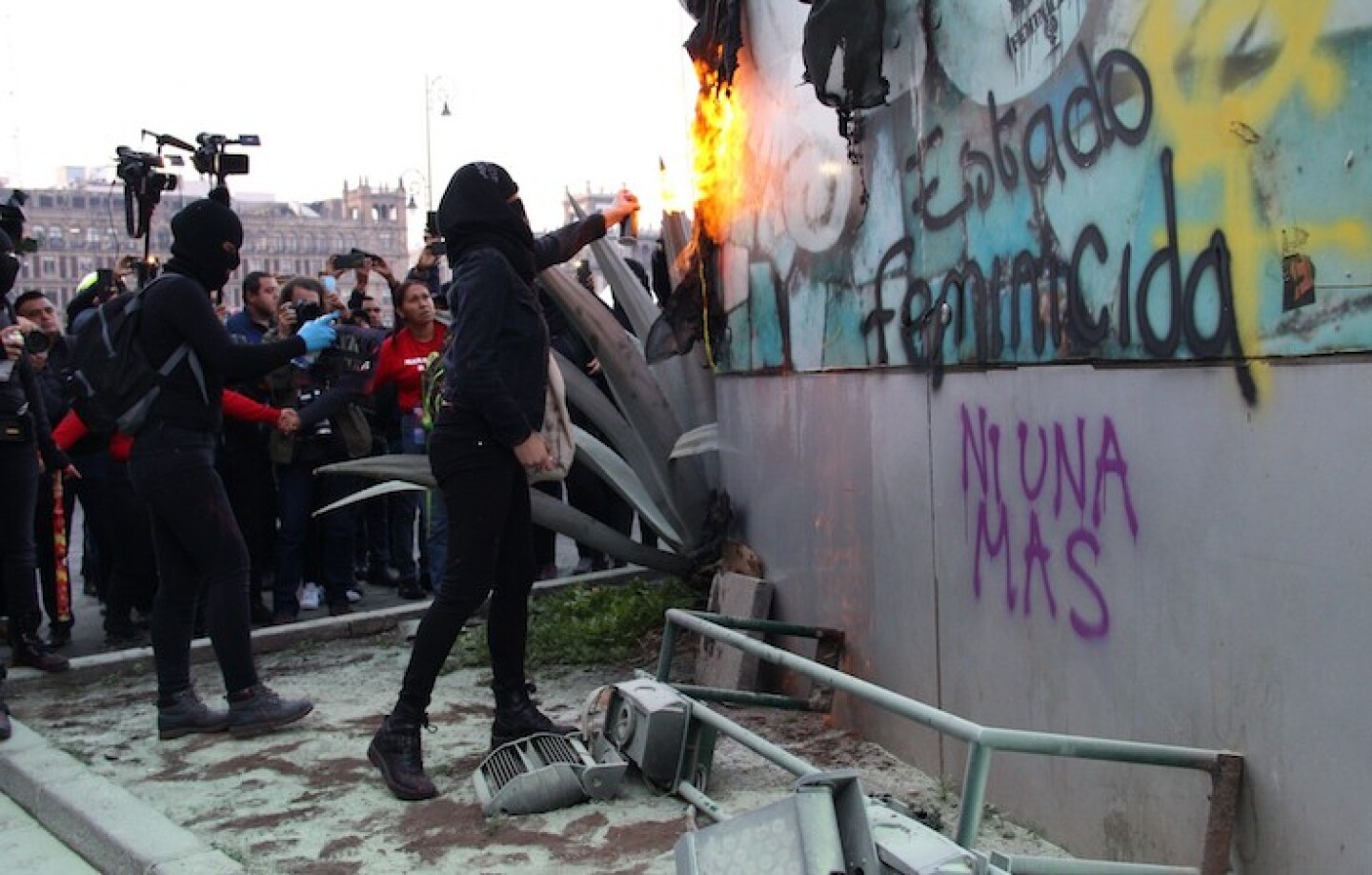 Madres de víctimas de feminicidio y mujeres feministas, protestaron frente al Palacio Nacional, durante conferencia de Andrés Manuel López Obrador, presidente de Mexico, para exigir respuesta y justicia por el feminicidio de Ingrid Escamilla, asesinada y desollada por su pareja sentimental