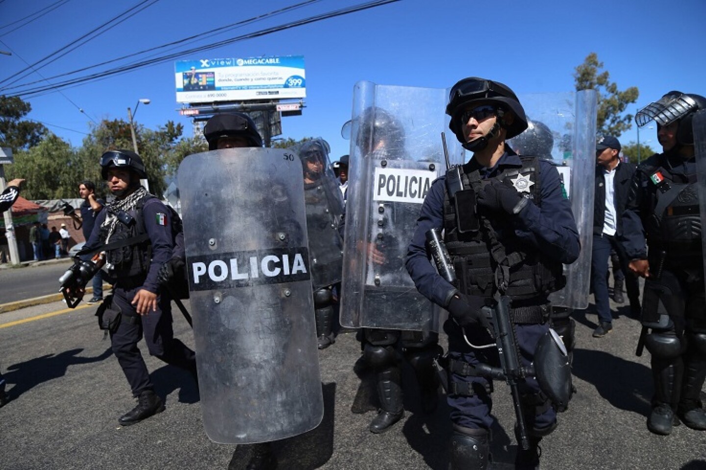 MORELIA, MICHOACÁN. 7NOVIEMBRE2017. Policías antimotines de Michoacán, intentaron replegar a manifestantes del Sindicato de Trabajadores al Servicio del Poder Ejecutivo (Staspe) y la Coordinadora Nacional de Trabajadores de la Educación (Cnte), quienes bloquearon la circulación de avenidas principales de la ciudad de Morelia. FOTO: JUAN JOSÉ ESTRADA SERAFÍN / CUARTOSCURO.COM