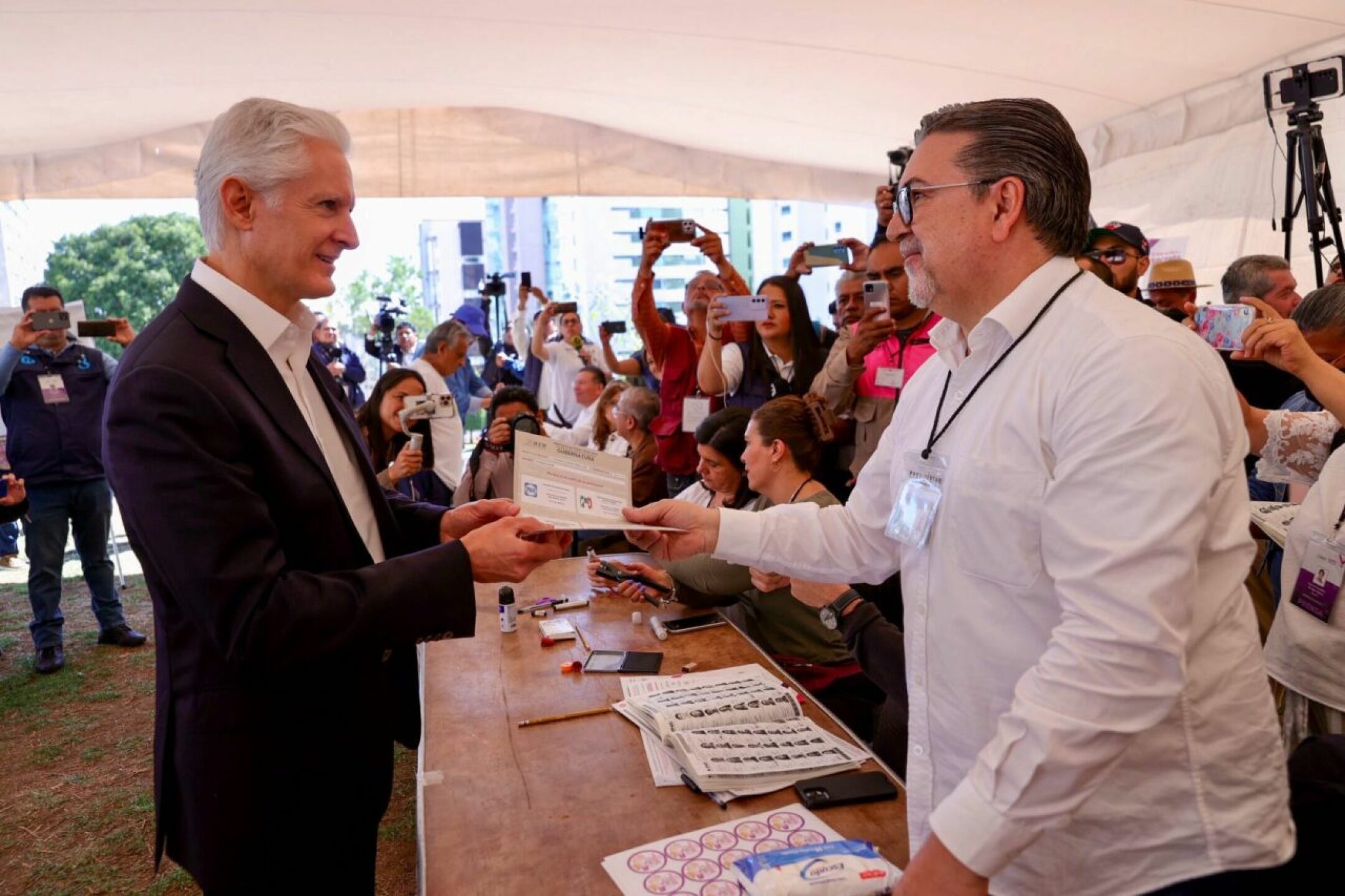 alfredo-del-mazo-vota-en-elecciones-1280x853