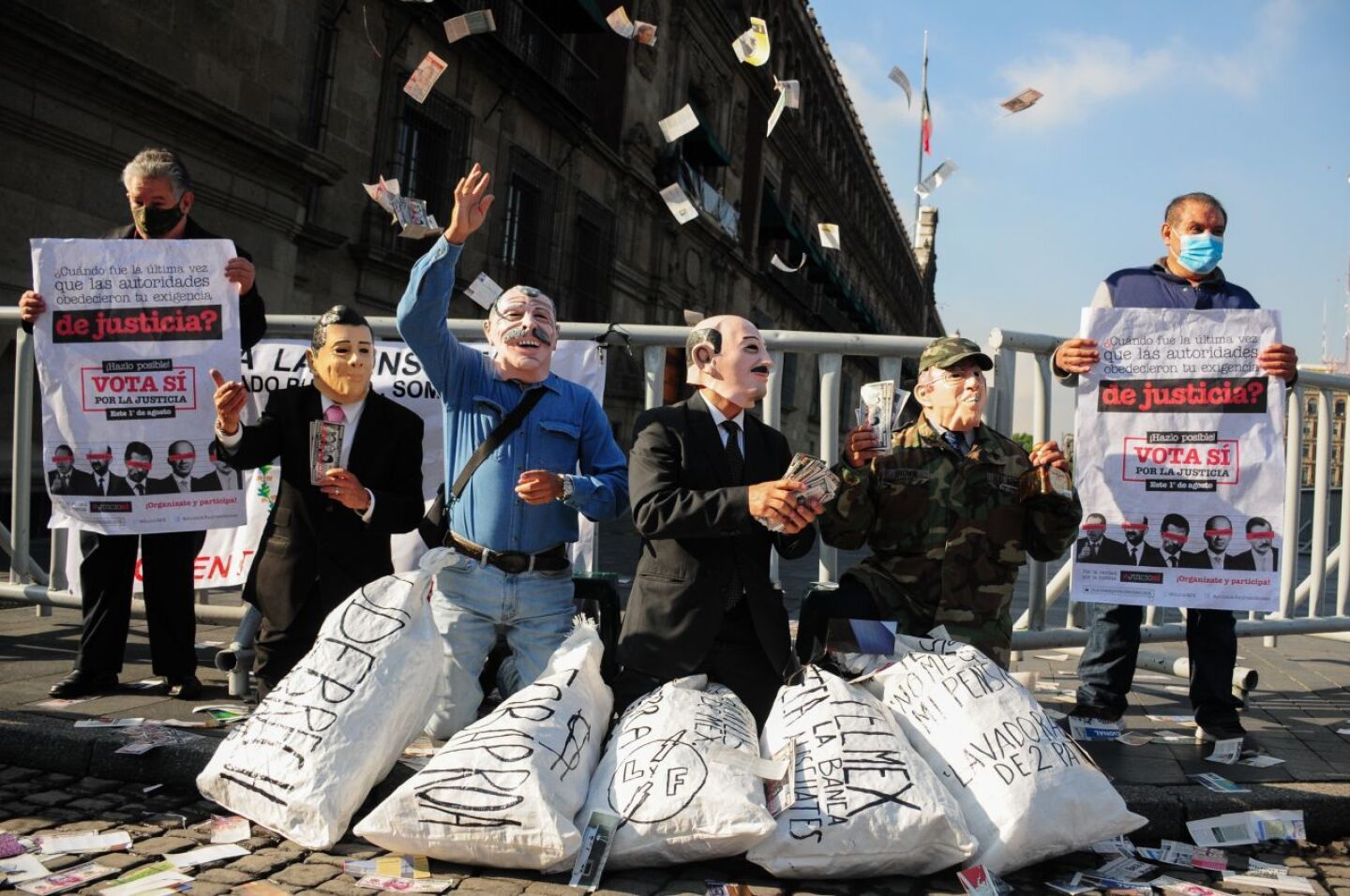 Caracterizan a expresidentes afuera de Palacio Nacional
