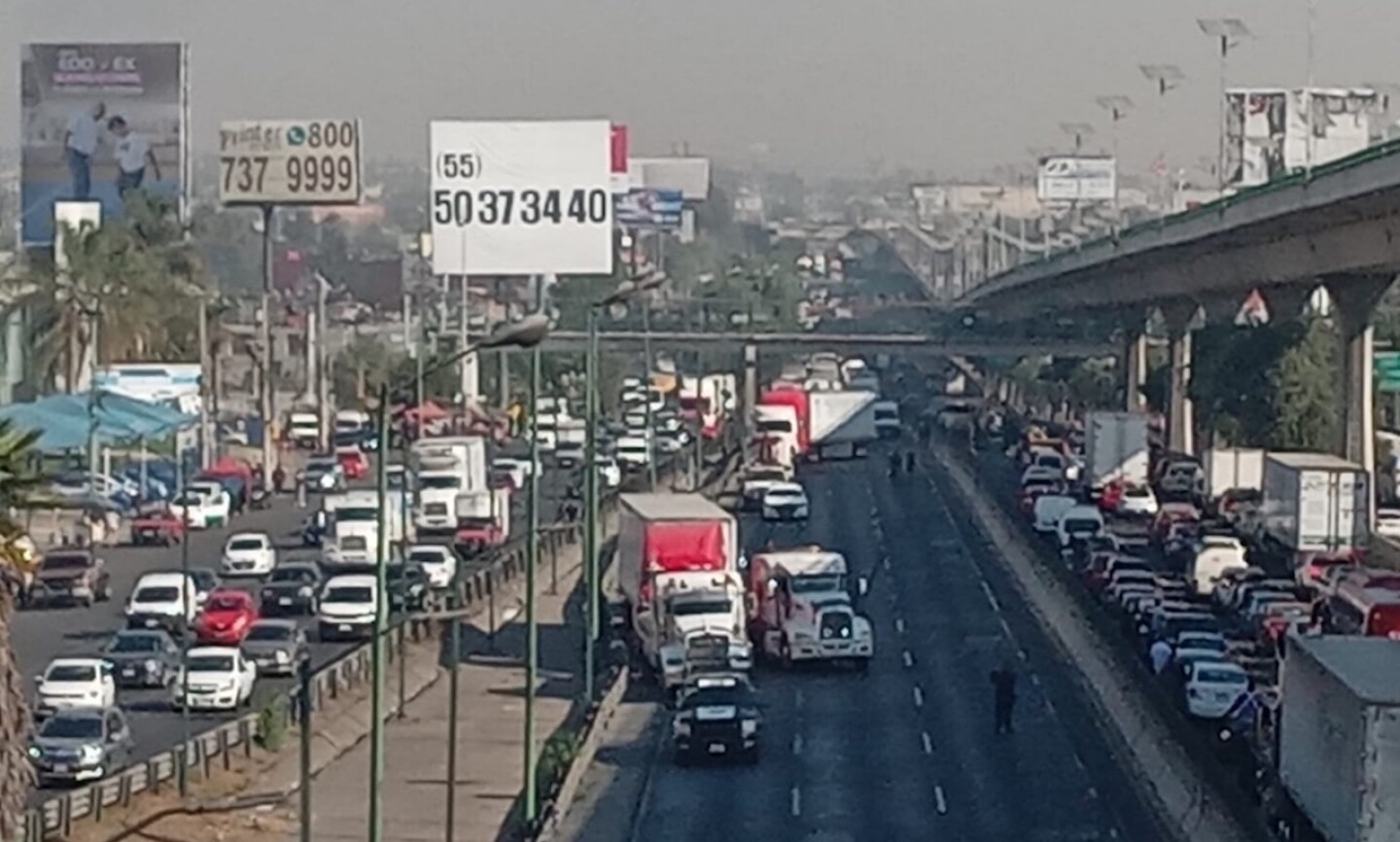 accidente-mexico-queretaro-trailer-vuelca-cerca-de-perinorte