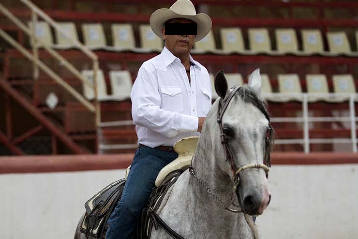 GARCÍA, NUEVO LEÓN, 07JUNIO2015.- El candidato independiente a la gubernatura de Nuevo León Jaime Rodríguez Calderón ofreció una rueda de prensa montando su caballo previo a acudir a la casilla para emitir su voto.FOTO: GABRIELA PÉREZ MONTIEL / CU