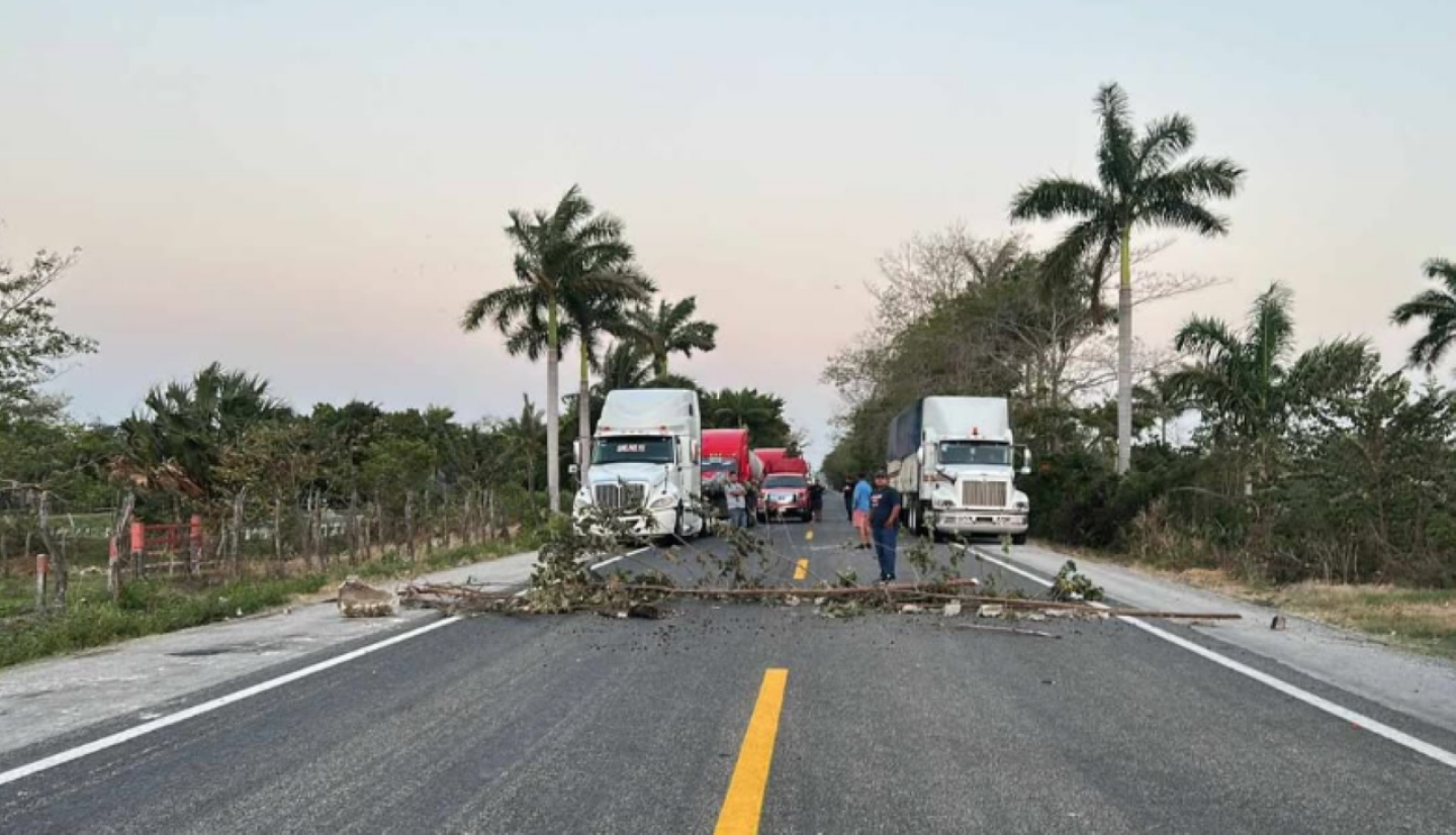 bloqueo-atasta-campeche-17-de-julio-2025.png