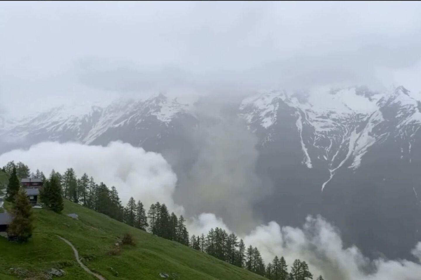 glaciar-birch-colapsa-y-causa-avalancha-en-suiza-pueblo-de-blatten-queda-bajo-escombros-vide