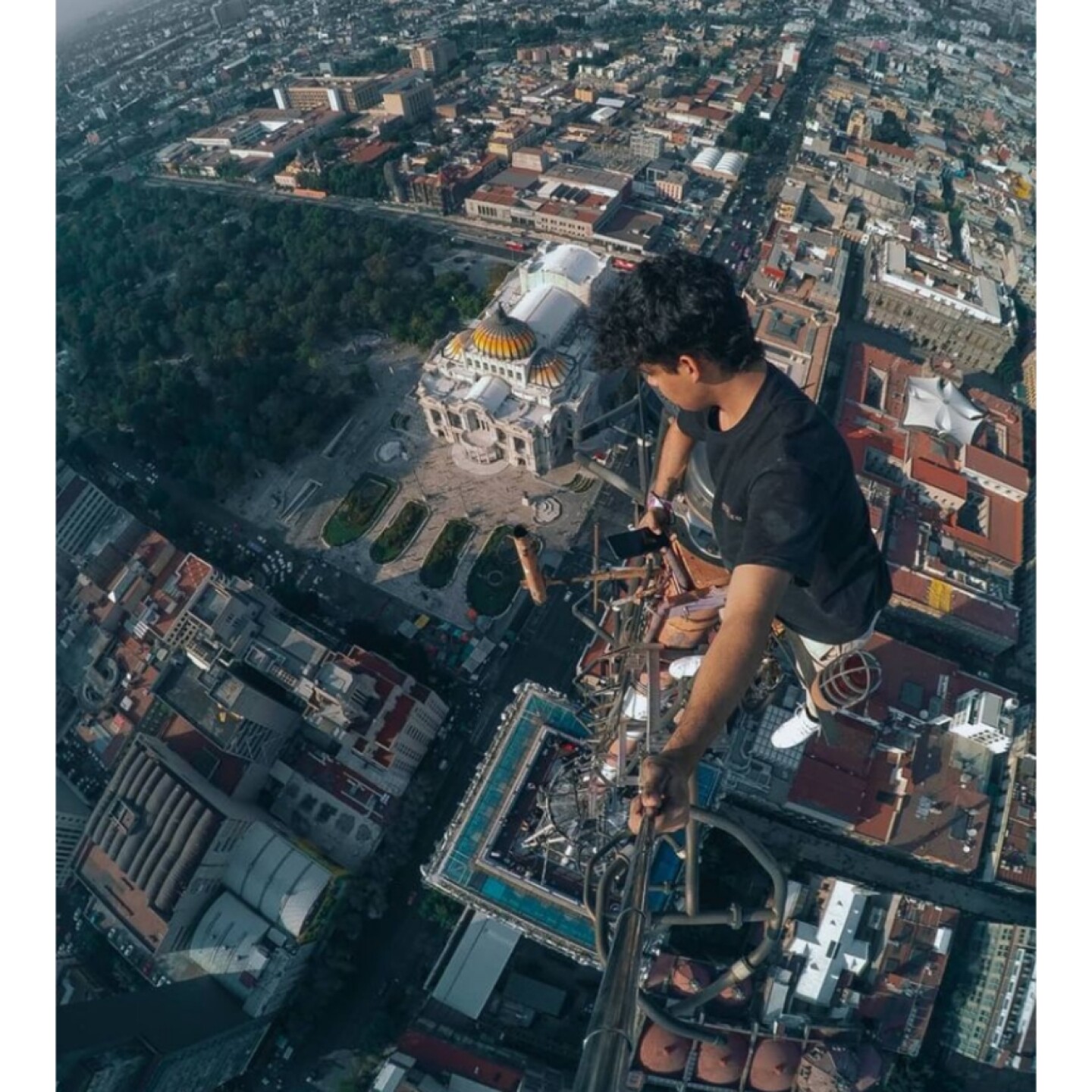 ¡Hasta la punta! YouTuber se sube a la antena de la torre Latinoamericana