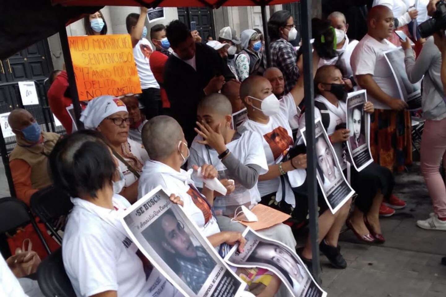 Mujeres se rapan en forma de protesta por freno a Ley de Amnistía en el Edomex