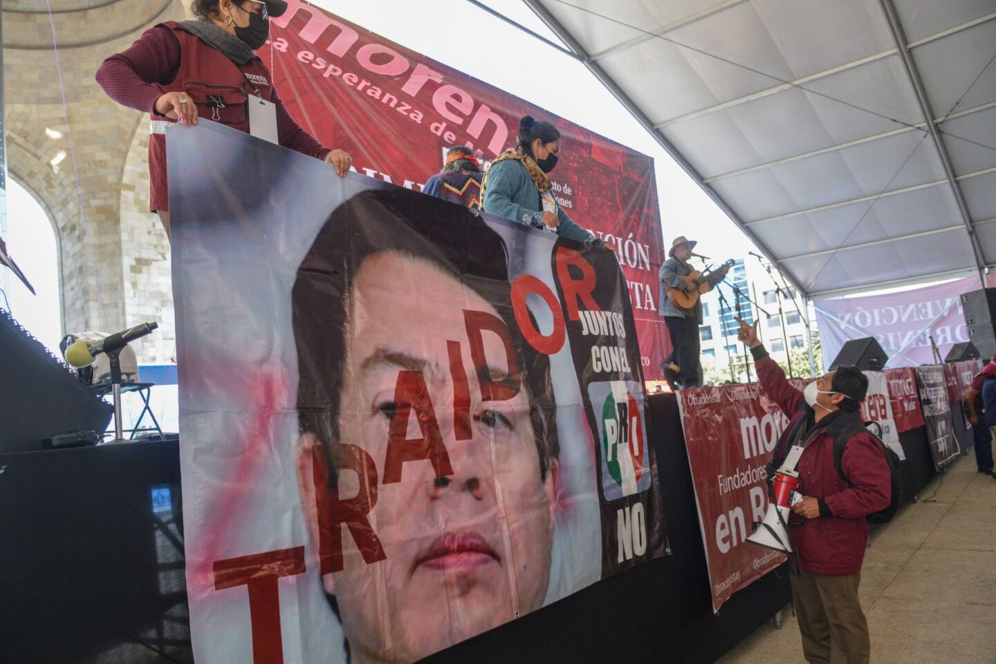 Militantes de Morena, se manifestaron en contra de Mario Delgado, actual dirigente nacional, mientras se realizó la primer Convención Nacional Morenista realizada en la explanada del Monumento a la Revolución.