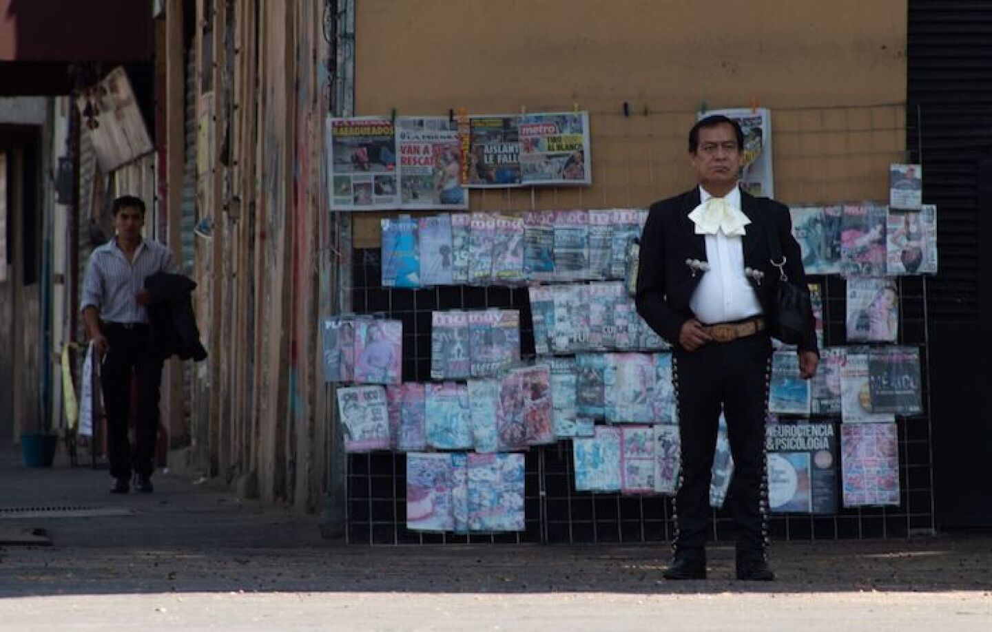 A pesar del decreto de emergencia sanitaria, debido a la propagación de Coronavirus en el país, el cual implica la suspensión de actividades no esenciales en los sectores públicos, privados y sociales; en la plaza de Garibaldi aun se observan algunos mar