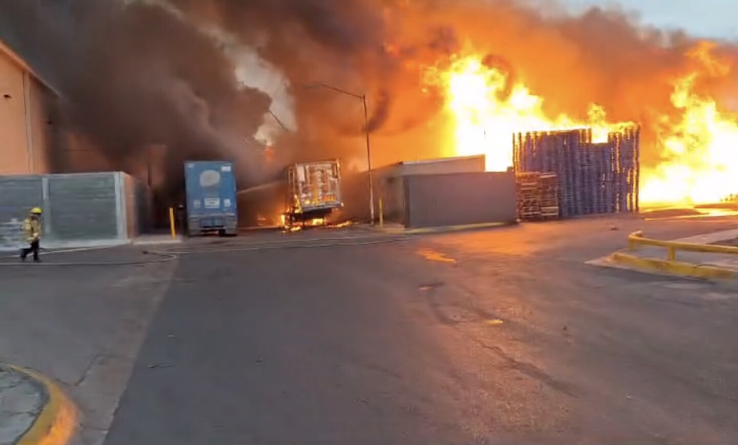 incendio-parque-industrial-monterrey-apodaca-se-queman-tarimas