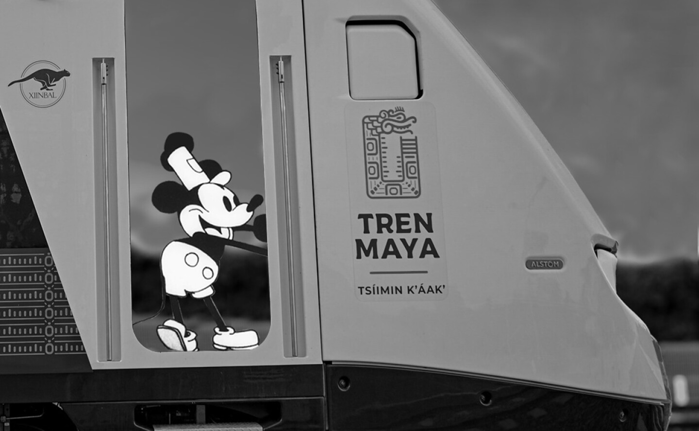 Mickey Mouse Tren Maya