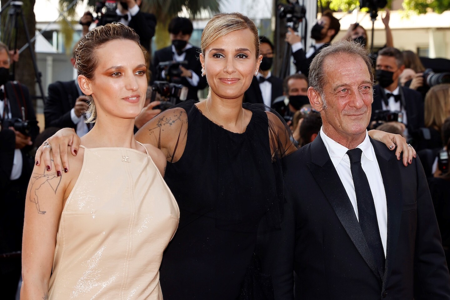 Julia Ducournau recibe la Palma de Oro de Cannes por "Titane"