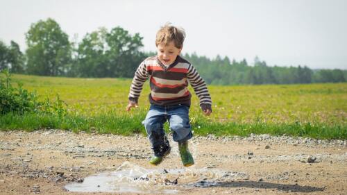 niño-juego-travesura