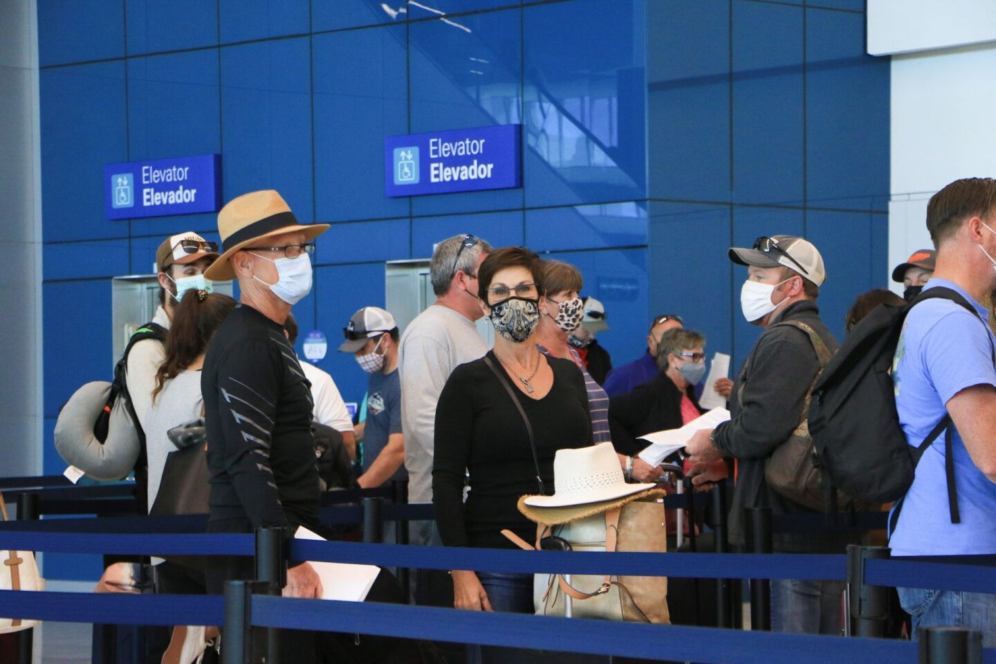 Turistas candienses y americanos viajan hacia Estados Unidos para hacer su cuarentena ante el cierre de vuelos Canadá - México