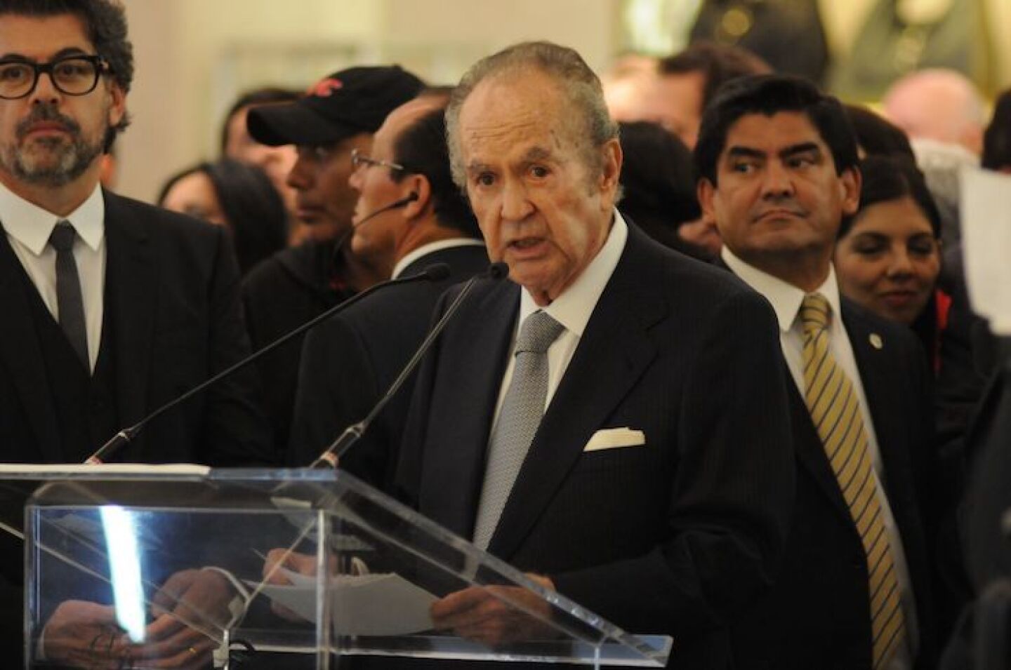 MEXICO, D.F., 05NOVIEMBRE2015.- El empresario Alberto Baillères, encabezó la reapertura de la tienda Palacio de Hierro de Polanco, quien estuvo acompañado de varias celebridades y amigos, entre ellos, Miguel Ángel Mancera, jefe de gobierno capitalino. Bailleres recibirá en los próximos días la medalla Belisario Domínguez por parte del Senado de la República.FOTO: DIEGO SIMÓN SÁNCHEZ /CUARTOSCURO.COM