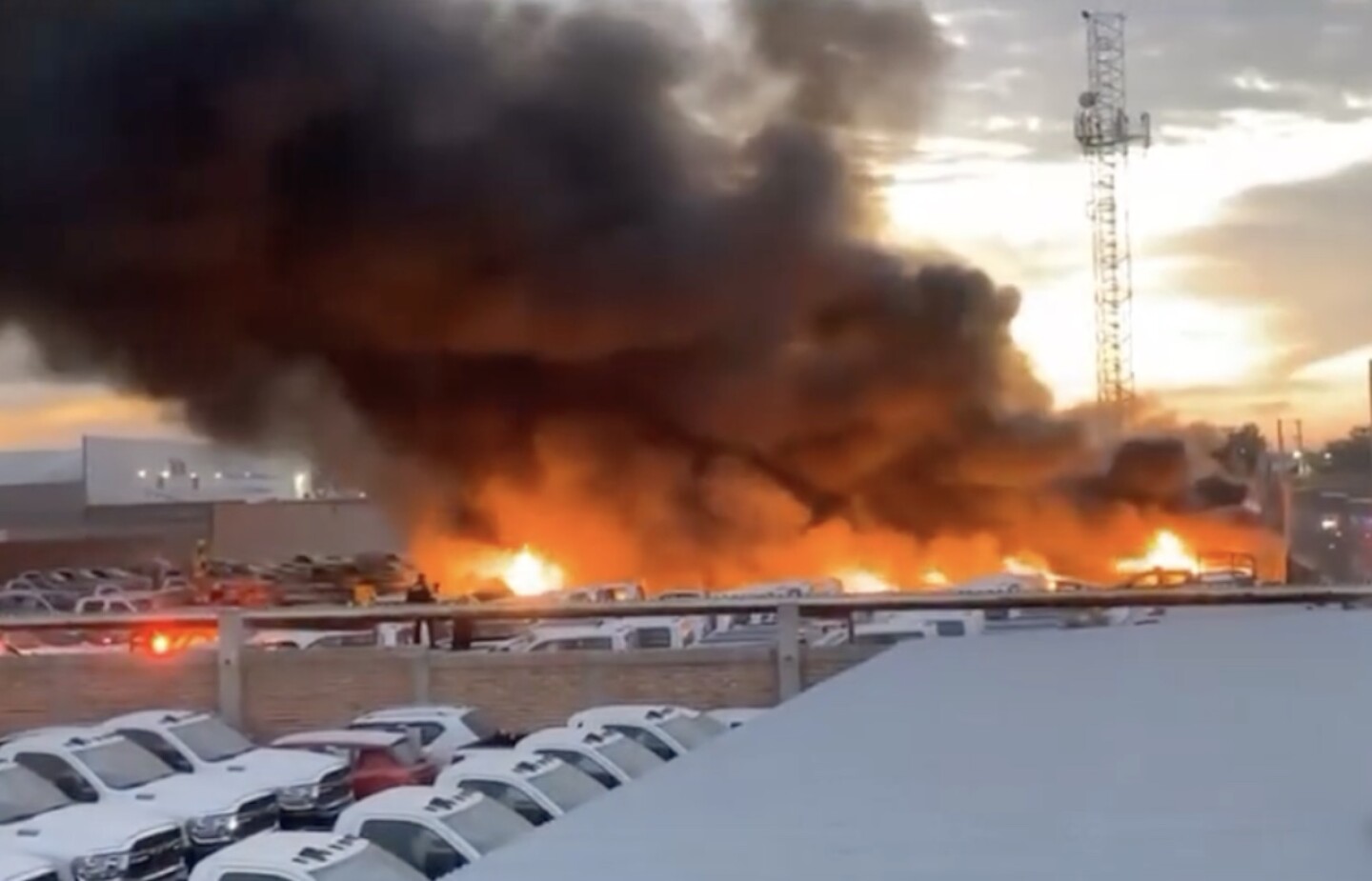 incendio-en-aguascalientes-se-quema-lote-de-autos-en-las-hadas