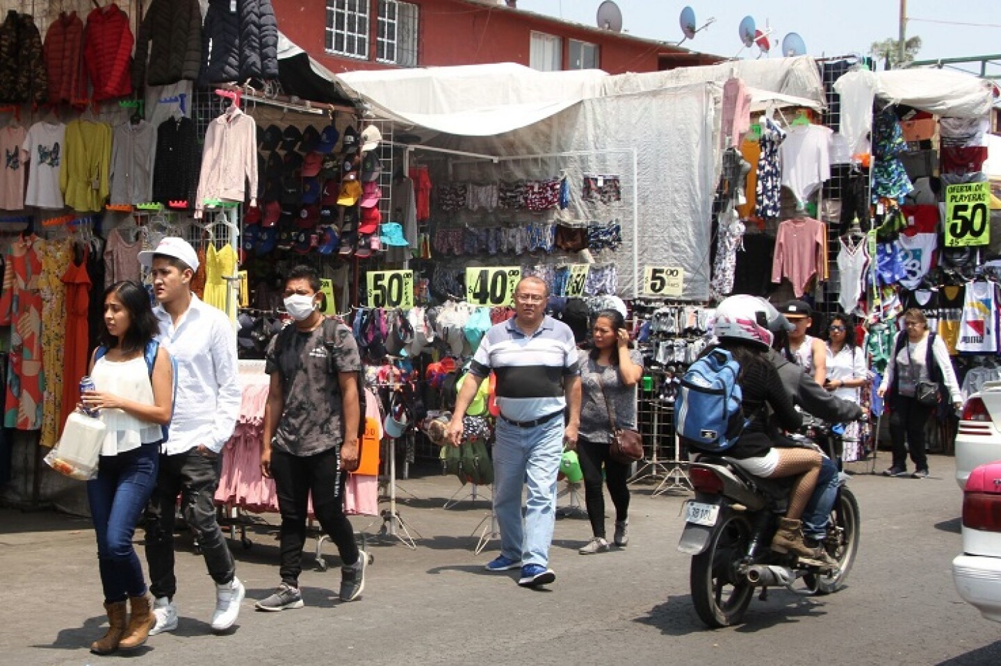 Algunos puestos del tianguis de Tepito súper dieron la venta de mercancía mientras ante la prohibición del gobierno por la emergencia sanitaria por COVID-19.