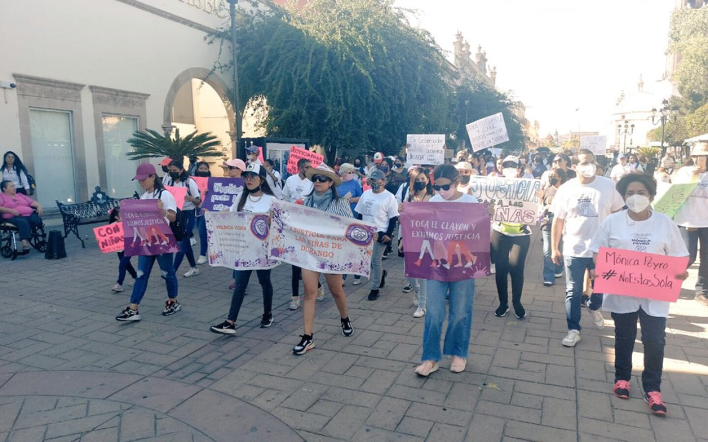 marcha por Mónica Peyro