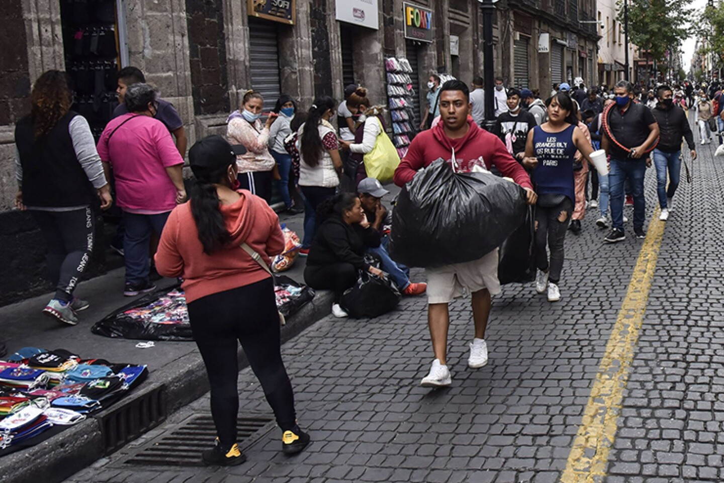 Familiares realizan sus compras sobre la calle de Correo Mayor, mientras el semáforo epidemiológico por covid-19 se mantiene suspendido temporalmente por parte de las autoridades.