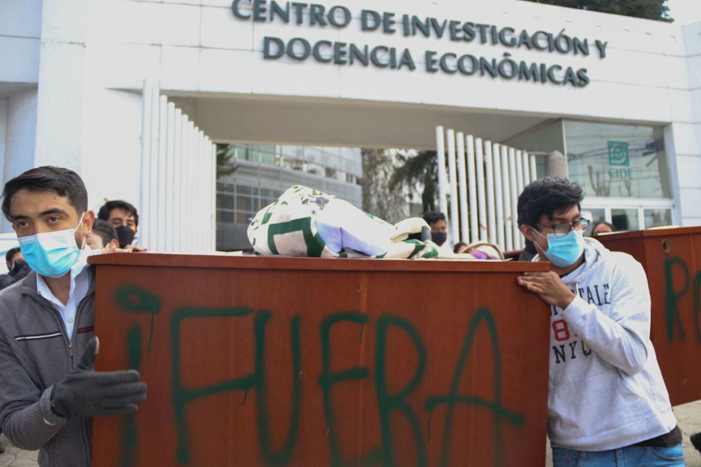 Manifestación con bloqueo en las oficinas del CiDE, en la alcaldía de Cuajimalpa.