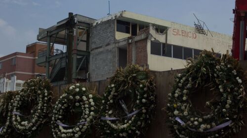 CIUDAD DE MÉXICO, 25SEPTIEMBRE2018.- Continúan los trabajos de demolición del colegio Enrique Rebsamen, en la delegación Tlalpan, el cual colapsó el pasado 19 de septiembre de 2017 causando la muerte de 19 infantes. El día de ayer, Mónica García Villegas, ex directora del colegio, ofreció entrevista a medios donde señaló que la enjuiciaron sin oportunidad de defenderse. FOTO: GALO CAÑAS /CUARTOSCURO.COM