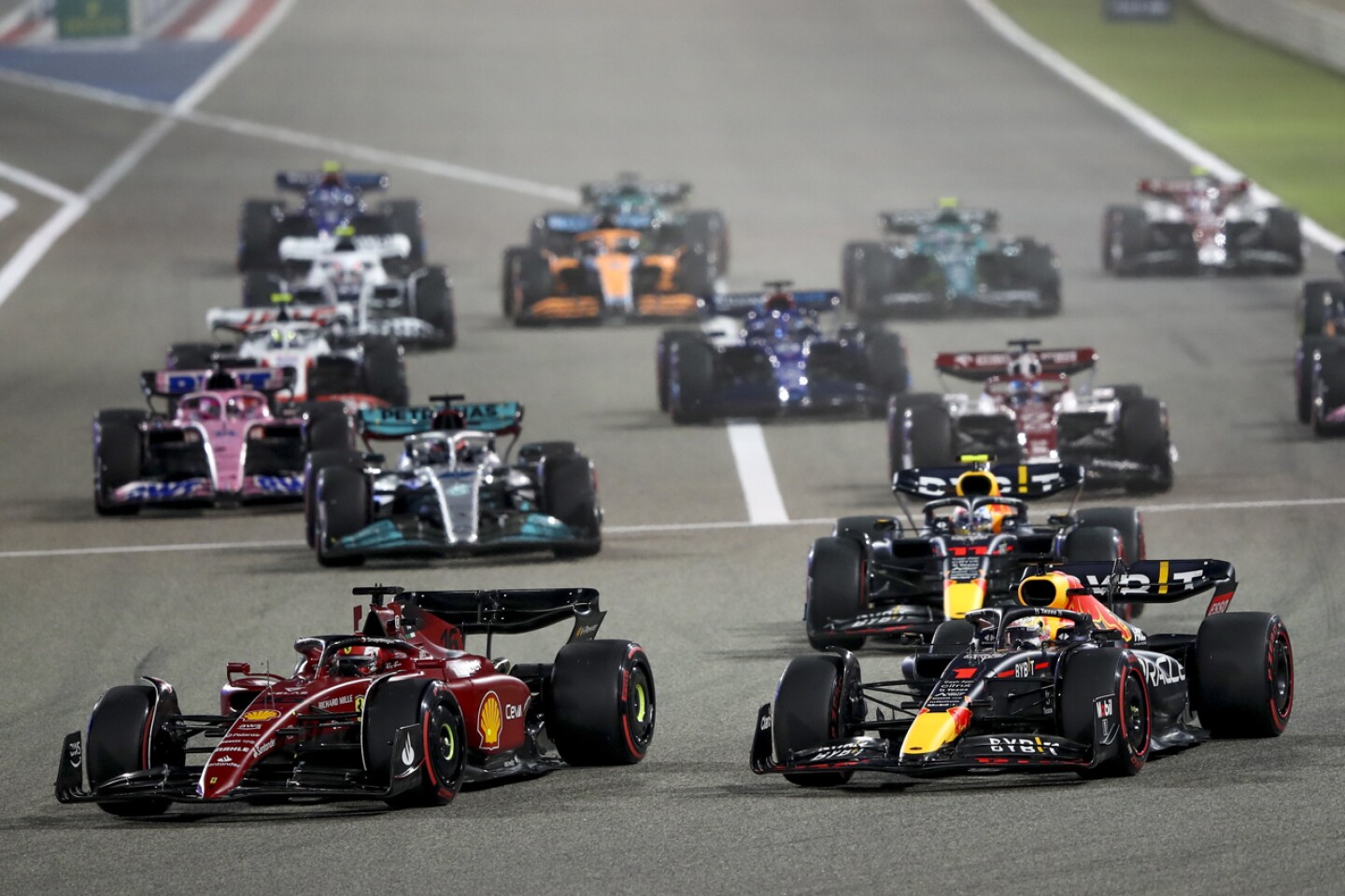Leclerc primer líder al ganar Baréin; Sainz completó 'doblete' de Ferrari