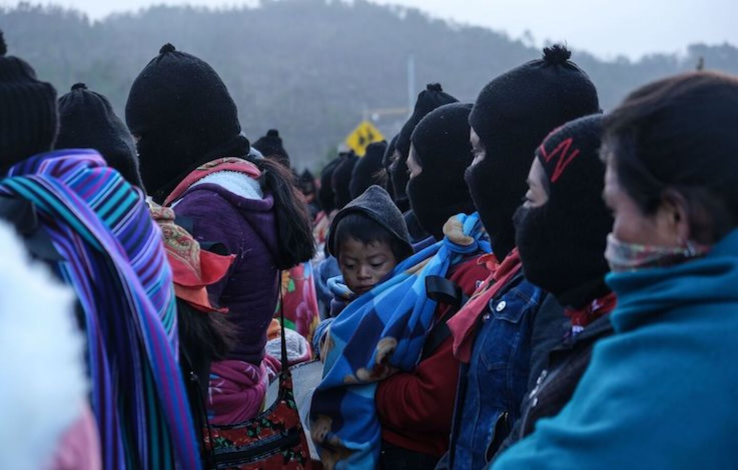 Mujeres zapatistas del Caracol Tulan Kau, “Semilla que florece con la conciencia de los que luchan por siempre”, realizaron una acción pacifica para exigir justicia por los feminicidios y violaciones ejercidas en contra de las mujeres.