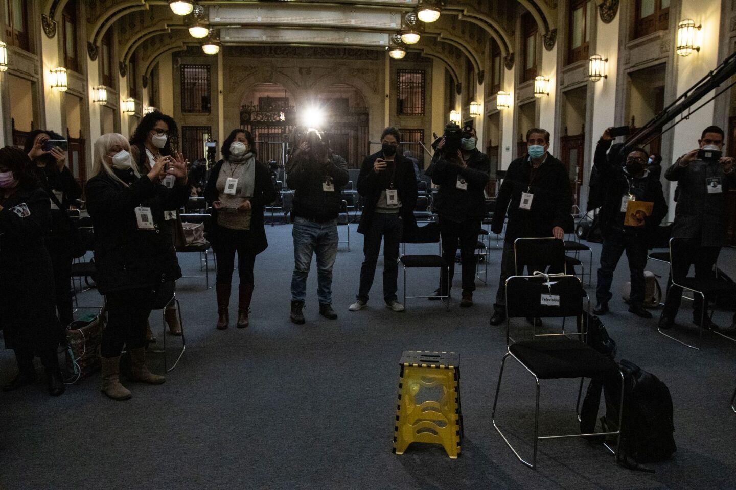 Reporteros, fotógrafos y camarógrafos que cubren presidencia tomaron un minuto de silencio al finalizar la conferencia matutina en Palacio Nacional para recordar y pedir justicia para los periodistas asesinados durante este sexenio y los pasados.