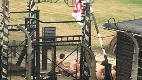 auschwitz-rito-desnudos-LOVE-SF