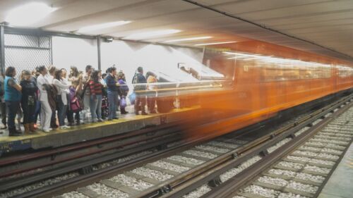 MÉXICO, DF., 24ENERO2014.- La linea 1 del Sistema de Transporte Colectivo Metro (STC) es una de las más concurridas. Se calcula que un aproximado de 67 millones de pasajeros utilizaron dicha línea tan sólo en el período Abril-Junio 2013.FOTO: MARÍA JOSÉ MARTÍNEZ /CUARTOSCURO.COM