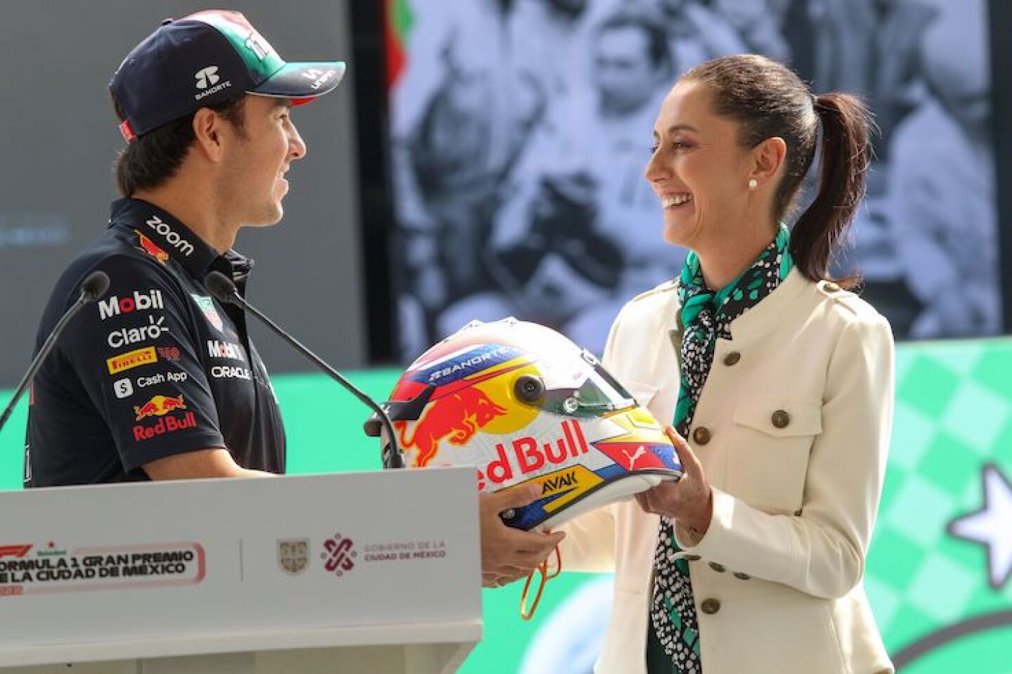 Sergio Checo Pérez le regalo un casco a Claudia Sheinbaum, durante la ceremonia de arranque de actividades de la Fórmula 1 Gran Premio de la Ciudad de México 2022.