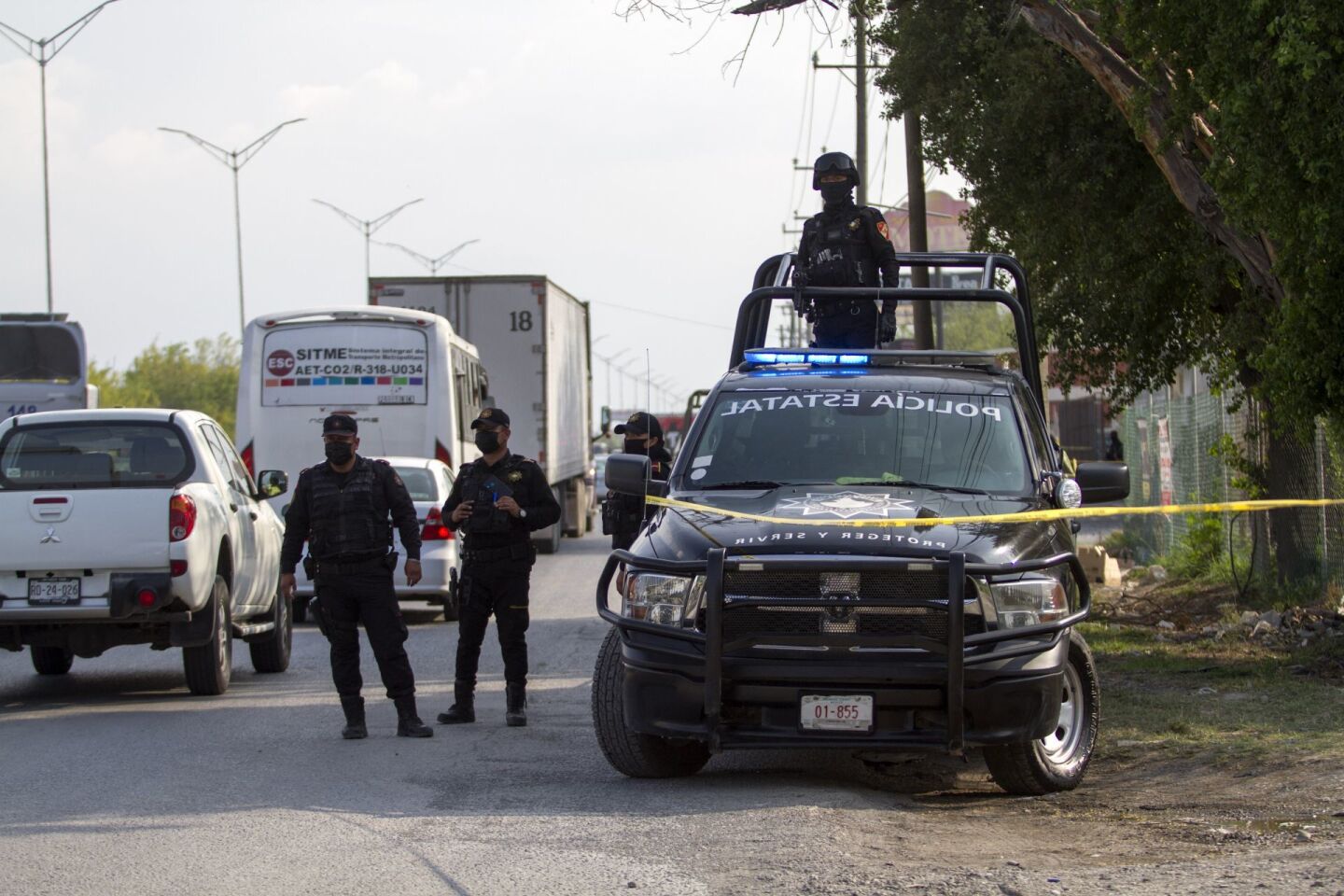 Para continuar con las investigaciones que lleven a algún indicio del paradero de Debanhi Escobar Bazaldúa, se realiza un cateo en una empresa transportista ubicada en la Carretera a Laredo en el kilómetro 15 en Escobedo Nuevo León, en la cual la joven pudo haber ingresado el día de su desaparición, el pasado sábado 9 de abril en la madrugada.