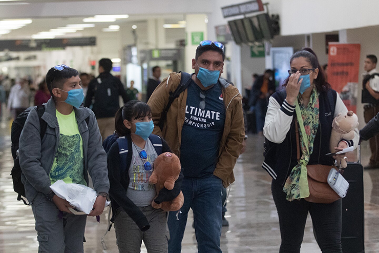 Viajantes utilizan cubrebocas en el aeropuerto ante la alerta mundial de Coronavirus