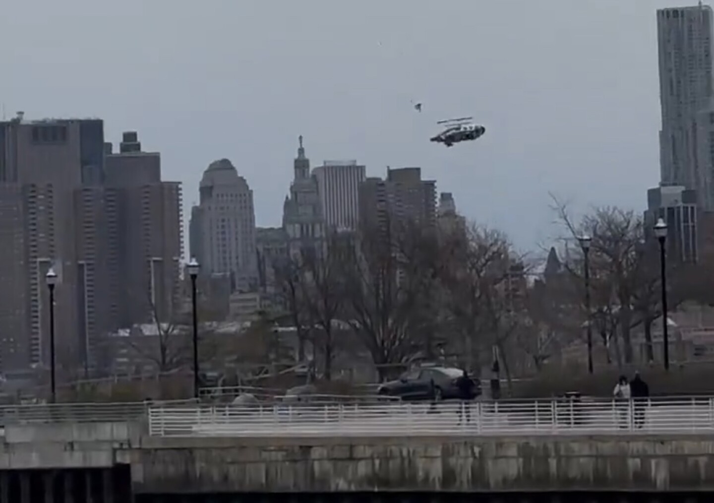 Caida de helicóptero en el Rio Hudson